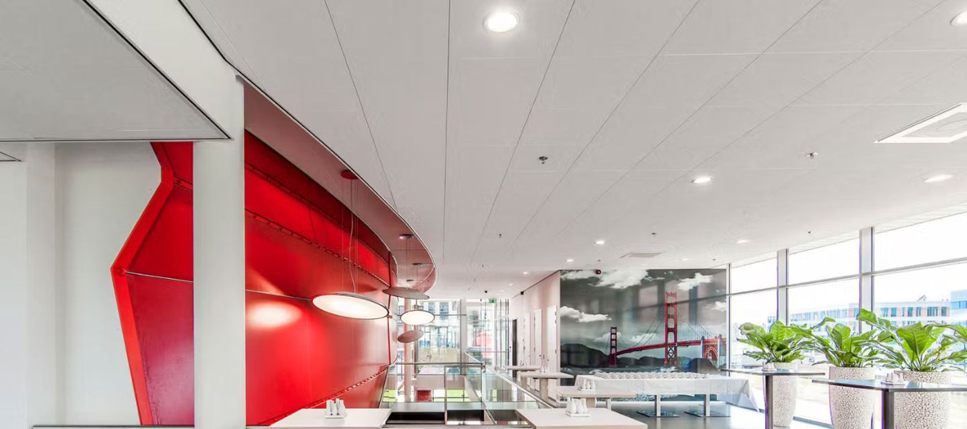 Strak systeemplafond met witte plafondplaten in moderne kantoorruimte