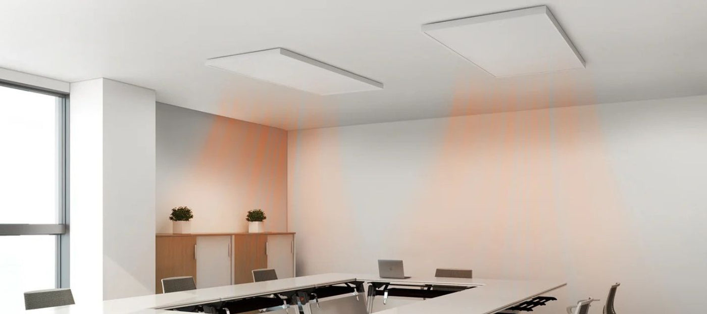 Infrarood plafondpanelen verwarmen een moderne vergaderruimte in een kantoor