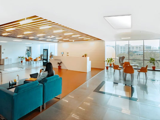 Kantoorwachtruimte met infrarood plafondpaneel in systeemplafond