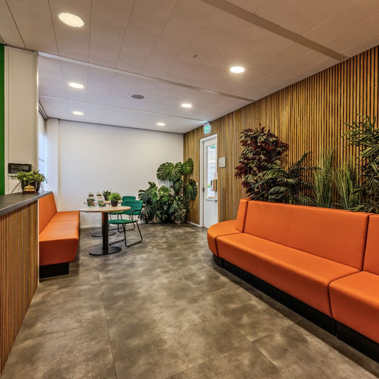 LED downlights en inbouwspots in plafond met moderne plafondverlichting in wachtruimte