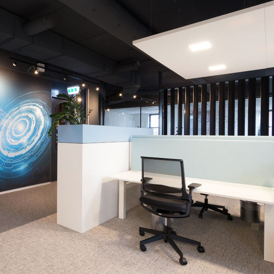 LED plafondverlichting en railspots in modern kantoor met open plafond