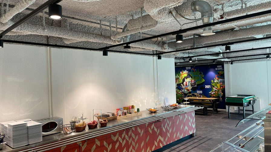 Akoestisch spuitplafond in moderne bedrijfsruimte met geluidsabsorberende afwerking