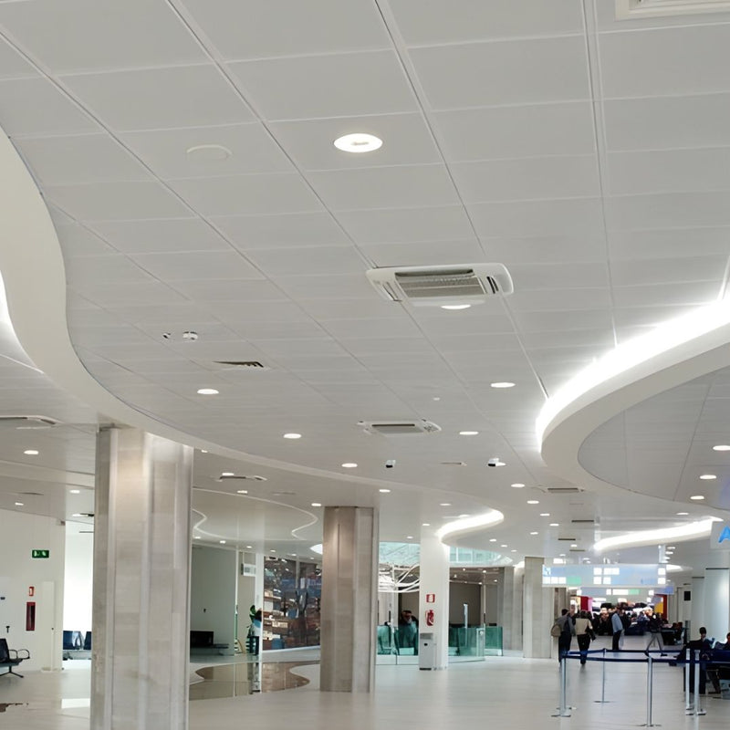 Grote openbare ruimte met wit systeemplafond en plafondplaten in utiliteitsbouw