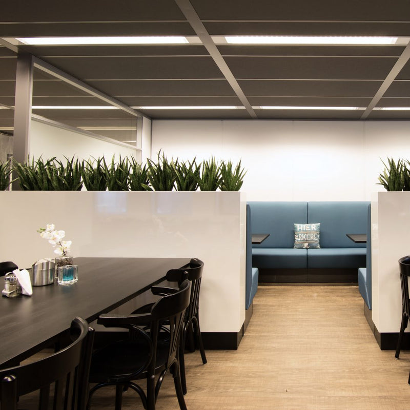 Modern kantoor met zwarte plafondplaten en geïntegreerde LED plafondverlichting