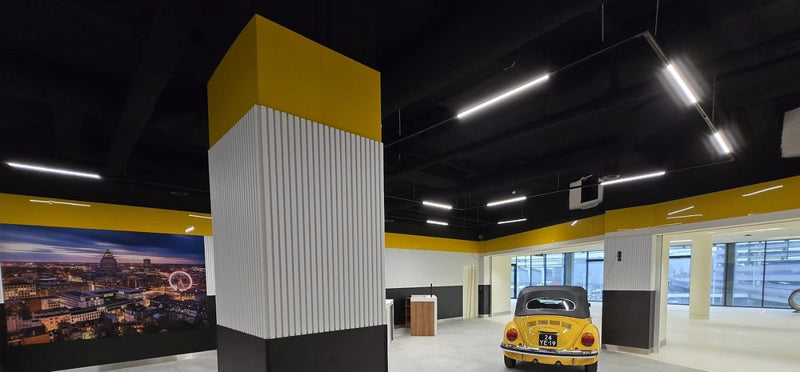 Akoestisch spuitplafond in een moderne kantoorruimte met geïntegreerde verlichting