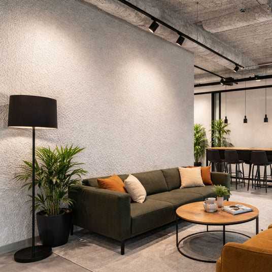 Akoestisch spuitwerk op wand in moderne kantoorruimte