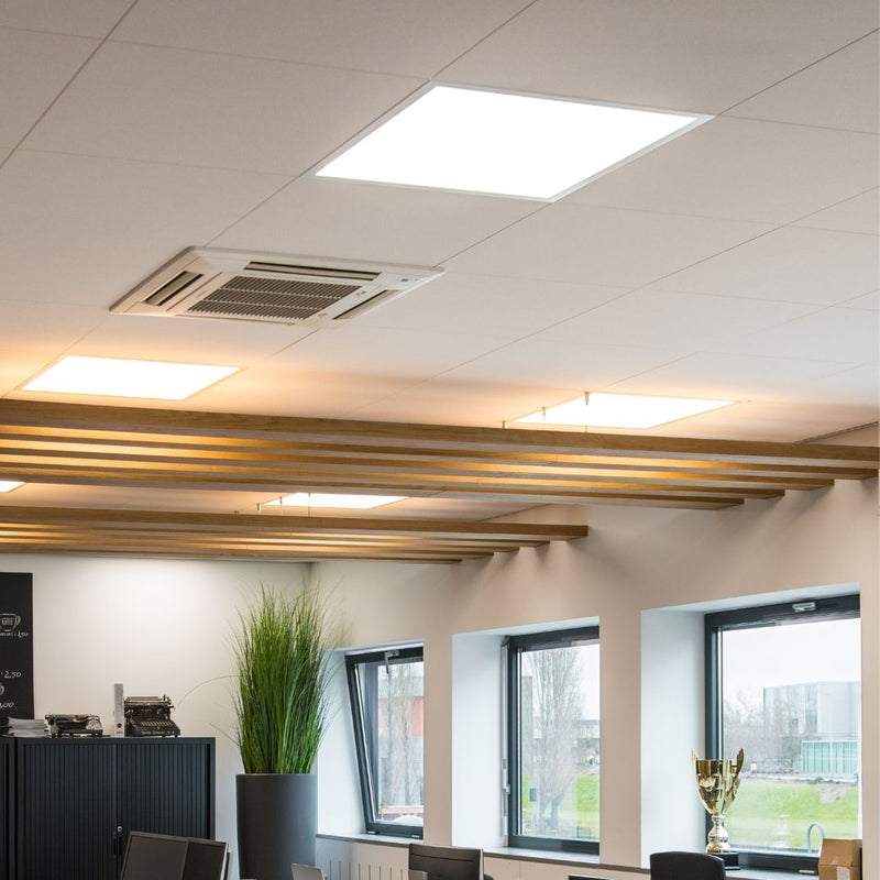 LED panelen in systeemplafond met gelijkmatige plafondverlichting in modern kantoor