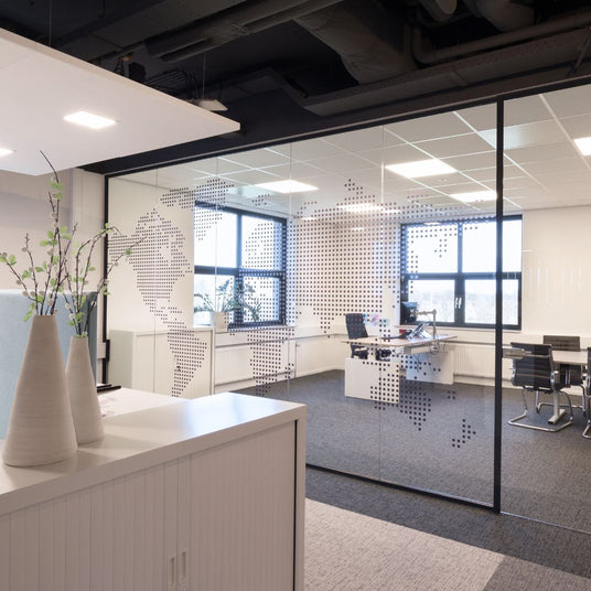 LED panelen in systeemplafond met plafondverlichting in moderne kantoorruimte