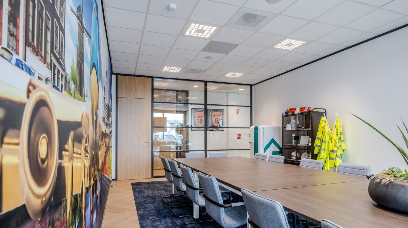 LED plafondverlichting met panelen in modern kantoor met systeemplafond